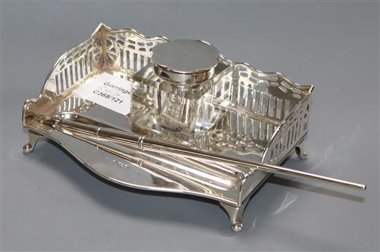 An Edwardian silver inkstand, Sheffield, 1902 (associated lid), together with a silver dip pen, stand 14cm.